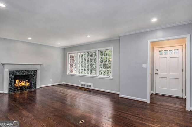 Building Photo - 388 Lakemoore Dr NE