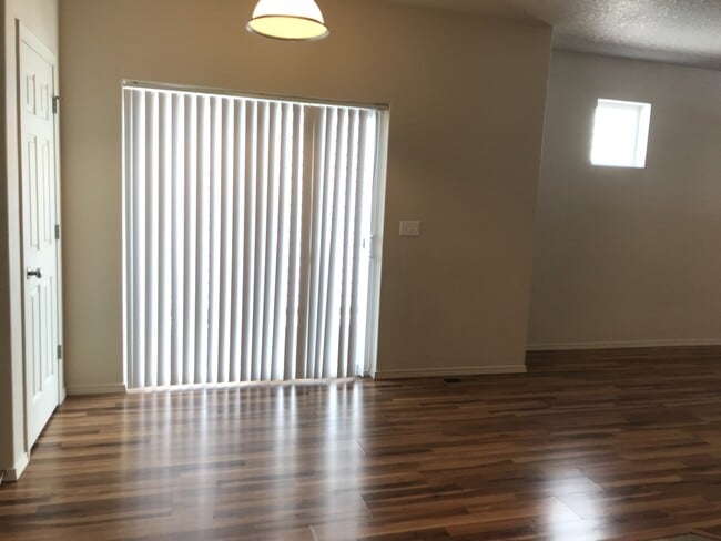 Building Photo - ONE MONTH FREE OF RENT!! Well Maintained, High Ceilings, Bonus Room, Great Location!