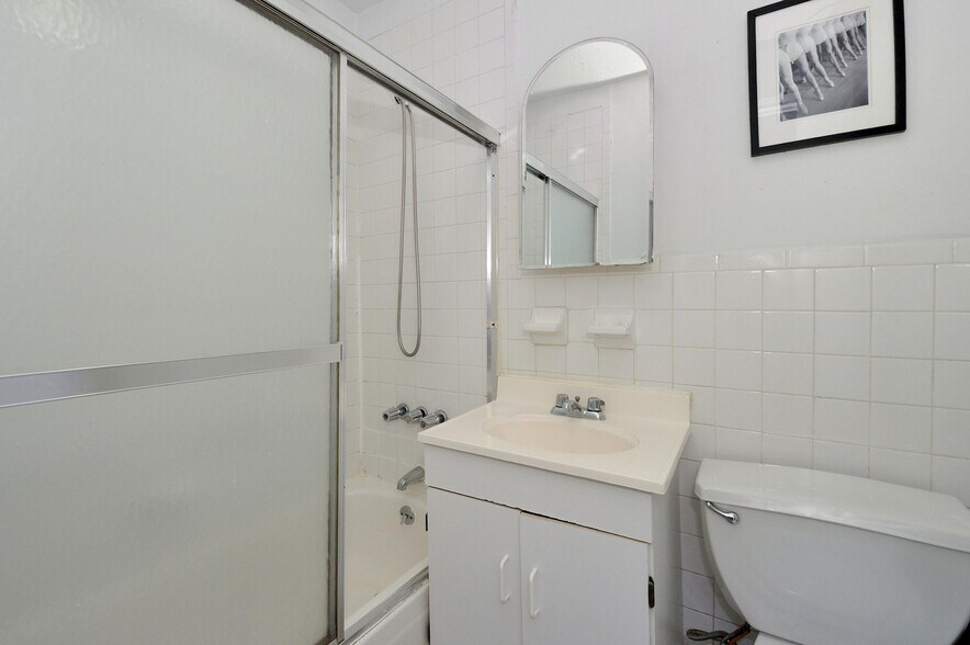 Building Photo - 414 W 46th St