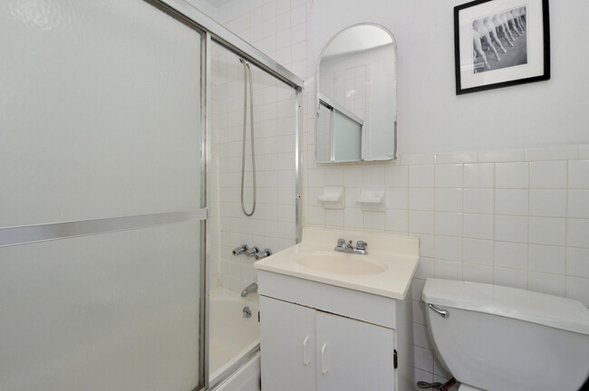 Building Photo - 414 W 46th St