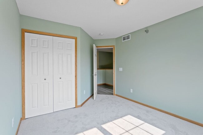 Building Photo - Freshly Remodeled 3bd 3ba Townhome for Ren...