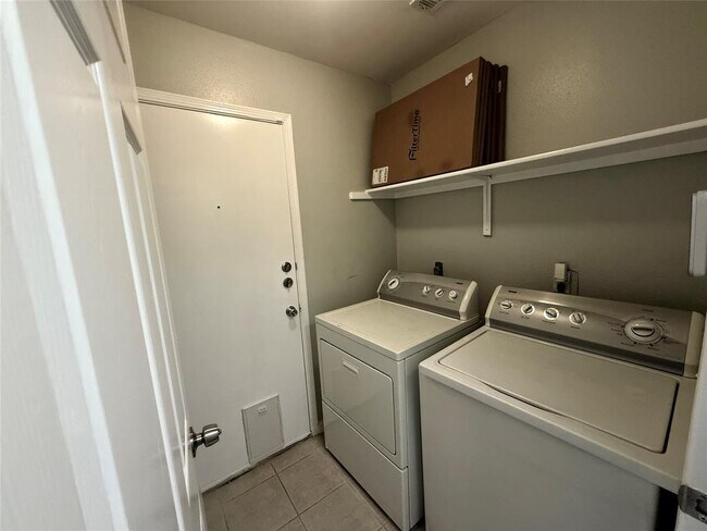 Building Photo - 8005 Nairn Dr
