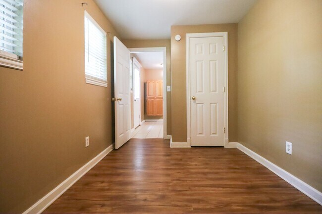 Building Photo - 3 Bed 1 Bath in beautiful location!