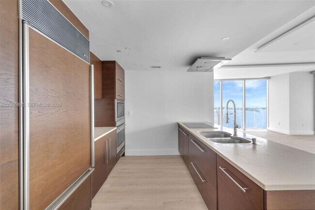 Building Photo - 495 Brickell Ave