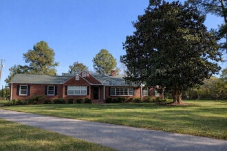Building Photo - 1924 Chisholm Rd