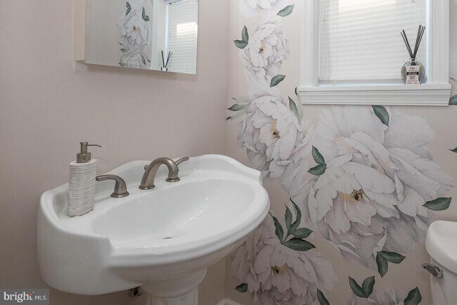 Building Photo - 227 E Hathaway Ln