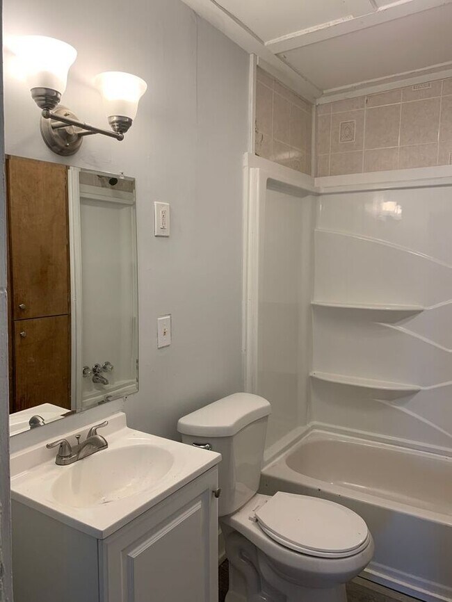 Building Photo - Remodeled spacious home in great location!