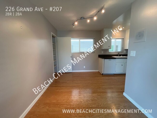 Building Photo - Large 2 Bedroom, 2 Bath Condo with 2 Parki...