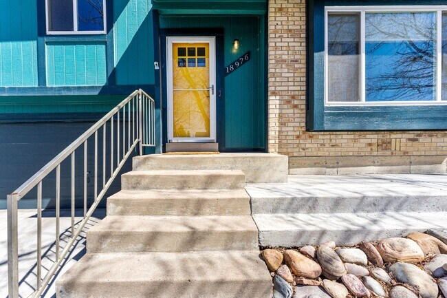 Building Photo - Beautiful 3 Bed, 2 Bath Home in Aurora with Backyard and Deck!