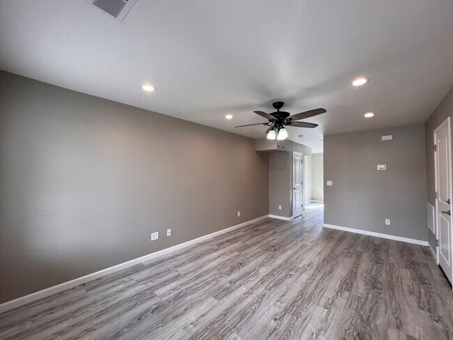 Building Photo - 815 Starlite Dr