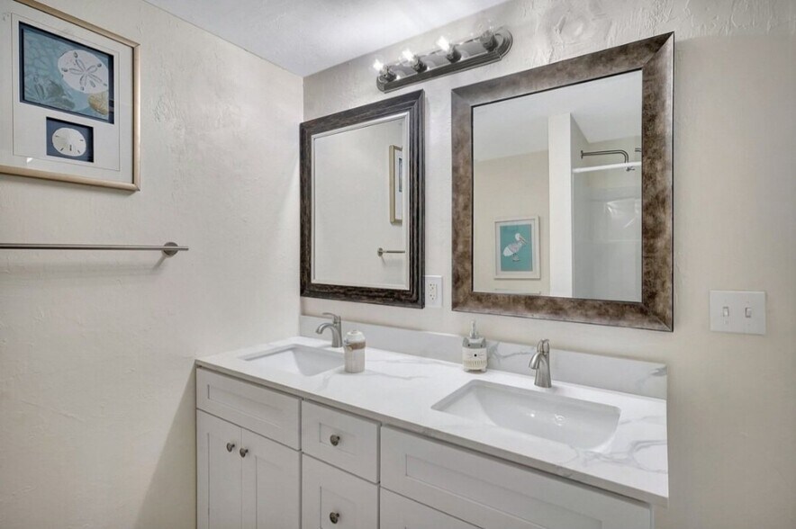 Building Photo - 16360 N Oleander Dr
