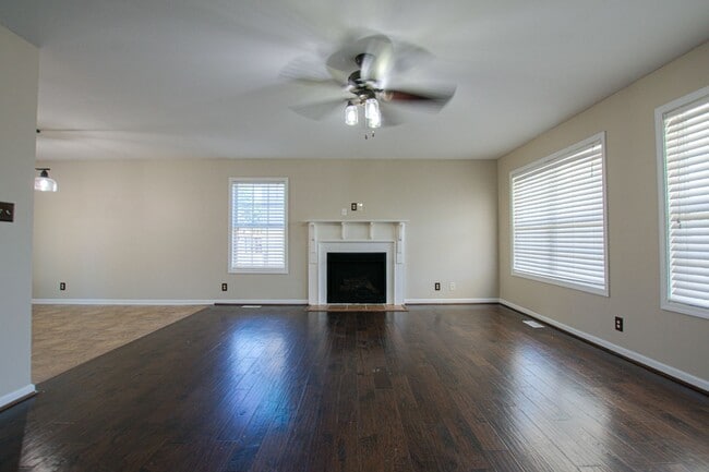 Building Photo - Pet Friendly Three Bedroom with Bonus!