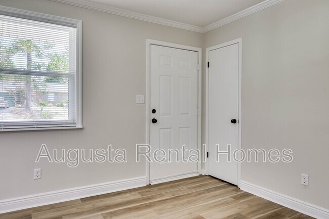 Building Photo - 2404 Southdale Dr
