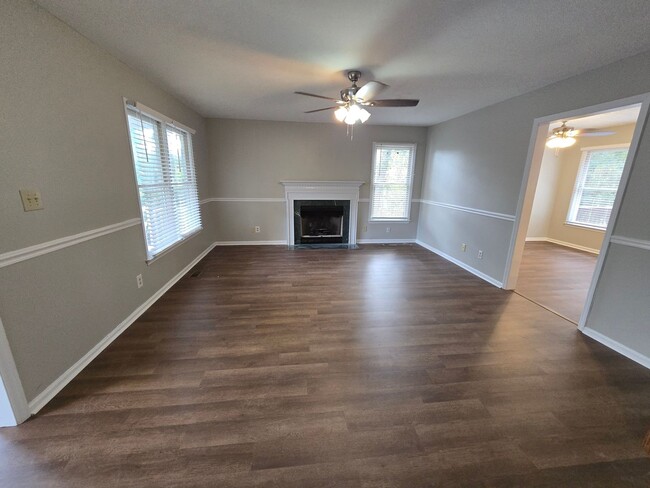 Building Photo - NEW LISTING!!!!!