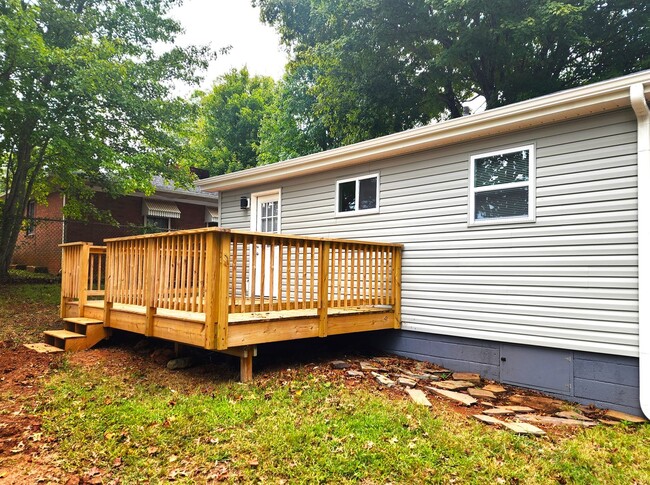 Building Photo - Charming Newly Remodeled 2-Bedroom Home