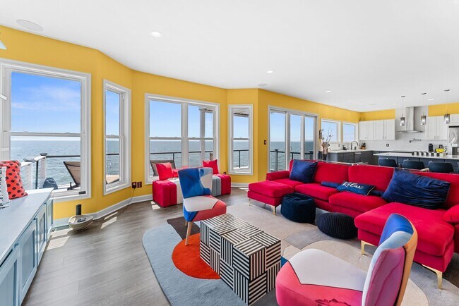 Building Photo - Grand View 115