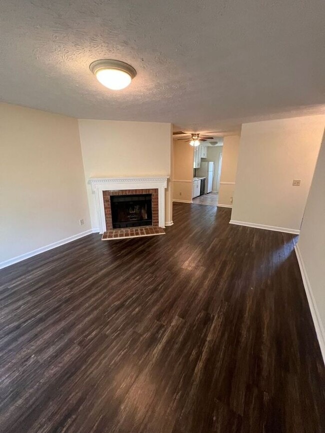 Building Photo - BEAUTIFUL 2 bedroom 2 bathroom Duplex