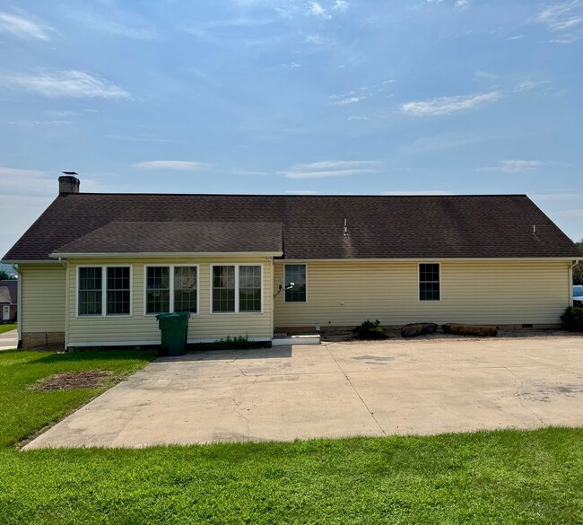 Building Photo - House for Rent in Broadway