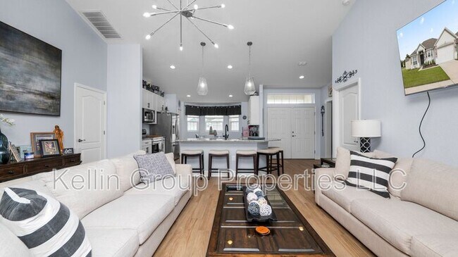 Building Photo - 4762 Drake Ave