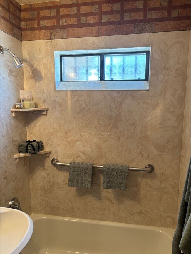 Building Photo - NEWLY REMODELED 1 BED 1 BATH