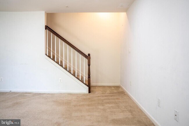 Building Photo - 42243 Canary Grass Square