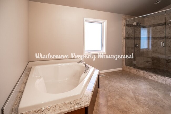 Building Photo - Beautifully Remodeled 2 bedroom in convenient location, private balcony, over sized garage, A/C a...