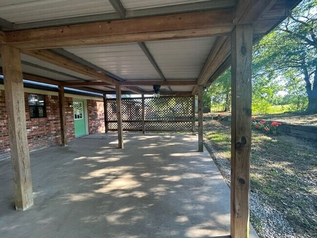 Building Photo - Lakeside Dream Home: Fully Remodeled 4BD/2BA Near Loop 323