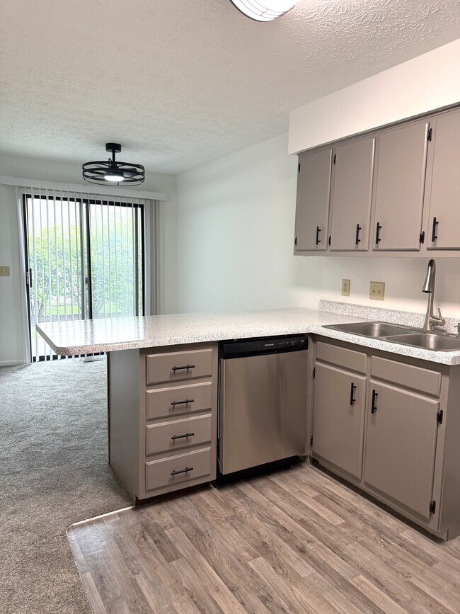 Building Photo - 889 Peach Leaf Dr