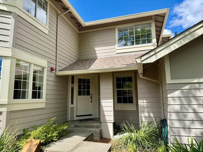 Building Photo - REMODELED FOUR BEDROOM / THREE BATH TOWNHOUSE IN COURTYARD AT PATRIDGE KNOLLS