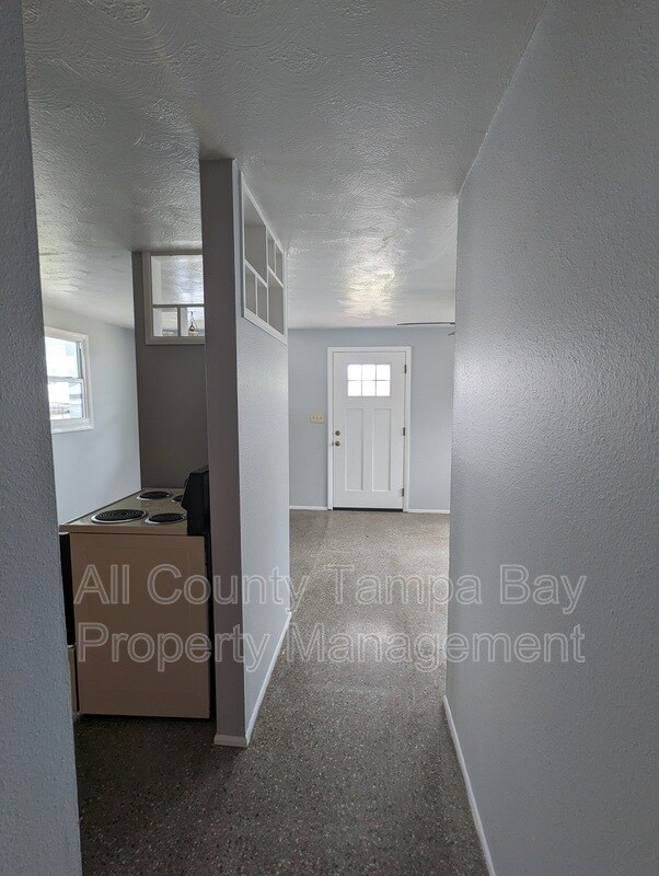 Building Photo - 6021 W Hanna Ave