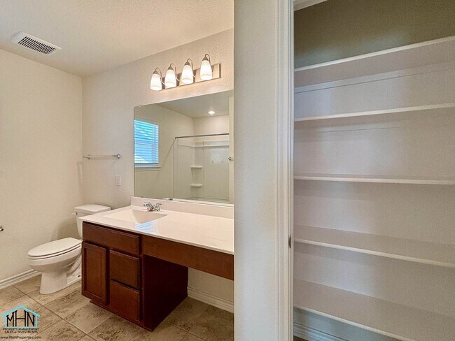 Building Photo - Gorgeous 4 bedroom, 3.5 bath home, minutes...
