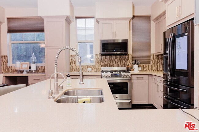 Building Photo - 1245 Wilcox Ave