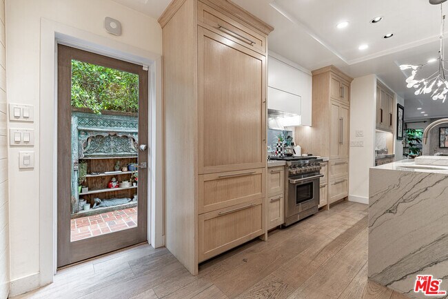 Building Photo - 1438 San Ysidro Dr