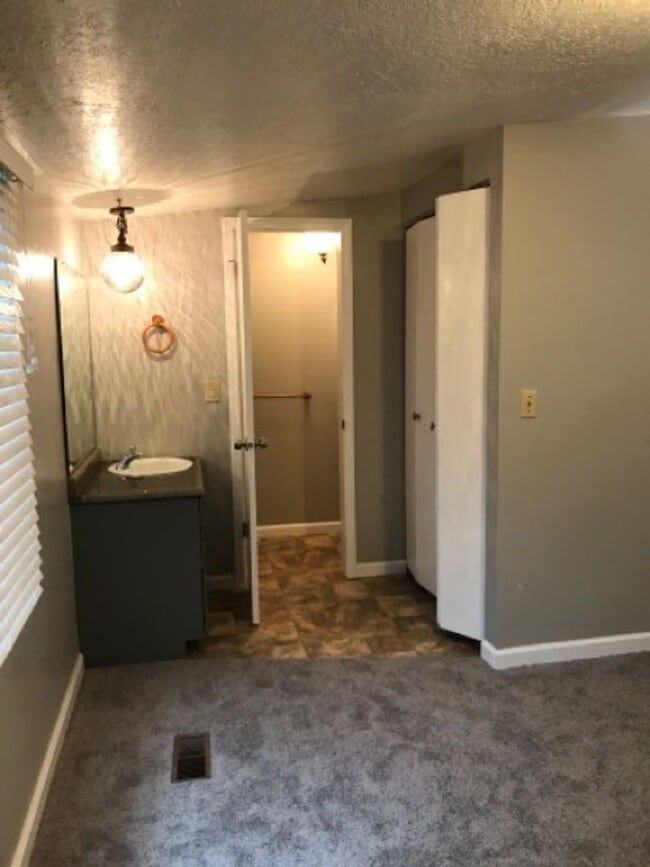 Building Photo - 297 Monroe Pl