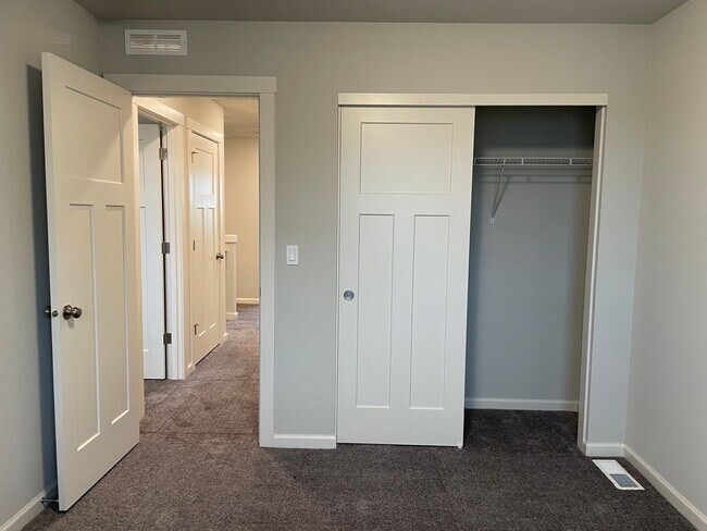 Building Photo - Lovely 4 Bed 2.5 Bath Home! Located near t...