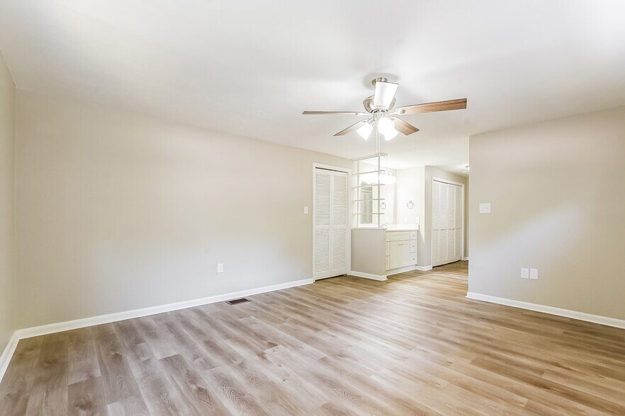 Building Photo - 104 1st St Ct