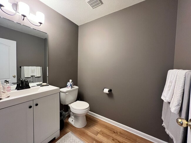 Building Photo - Beautiful 2 Bedroom with an office, 2.5 Ba...