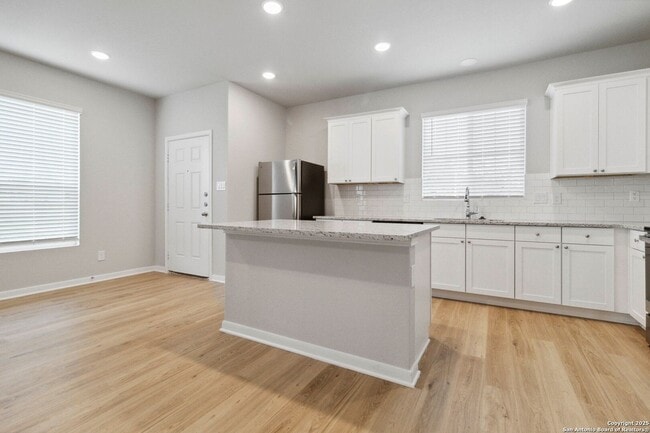 Building Photo - Brand New 3 Bd 3 Full Bath Townhouse Near ...