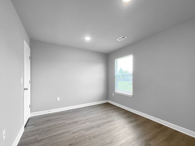 Building Photo - Charming 3BR/2BA Renovated Duplex | Ranch-Style Living in Colonial Gardens