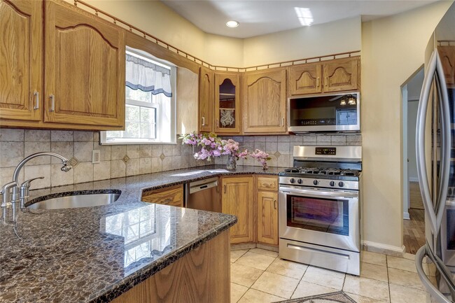 Building Photo - 3 Woodmere Ln