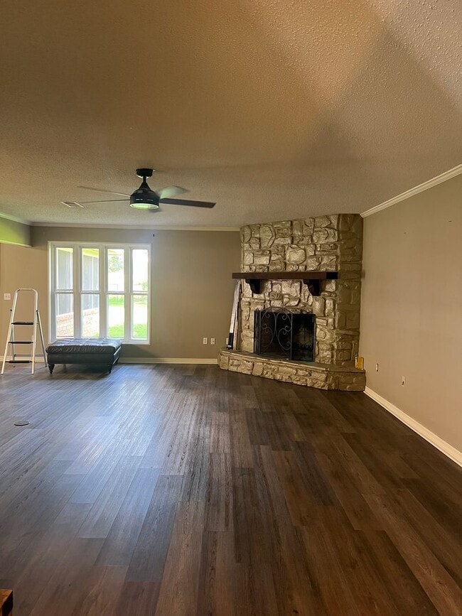 Building Photo - Ready In Benton!!