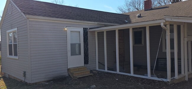 Building Photo - 3 Bedrooms! 2 Baths! Beautifully Updated! $1195