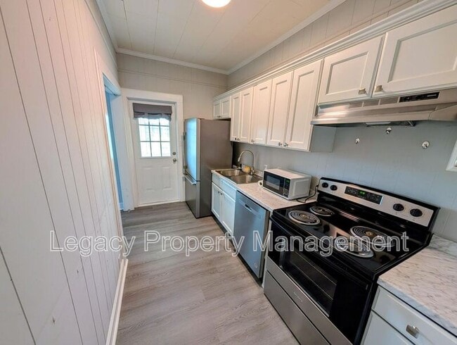 Building Photo - 113-113 Stagg St