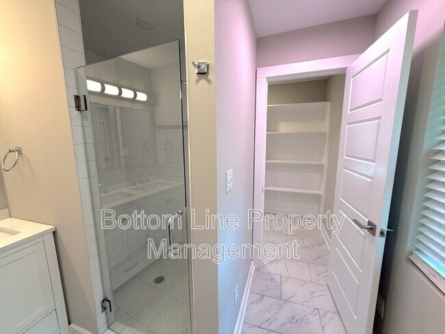 Building Photo - 4117 Oak Forest Dr