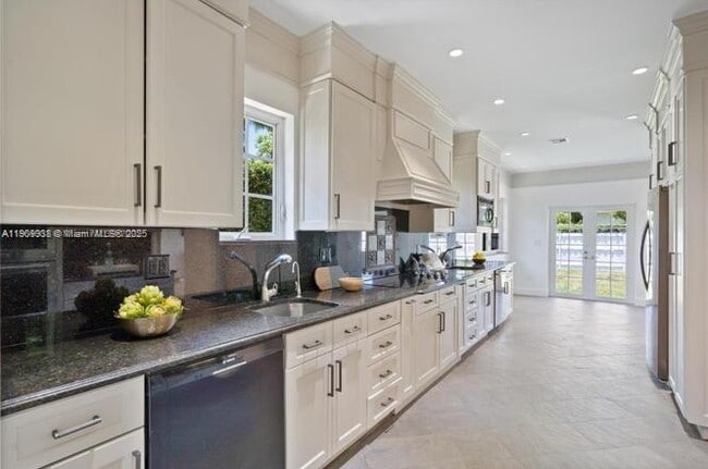 Building Photo - 1033 W 47th St