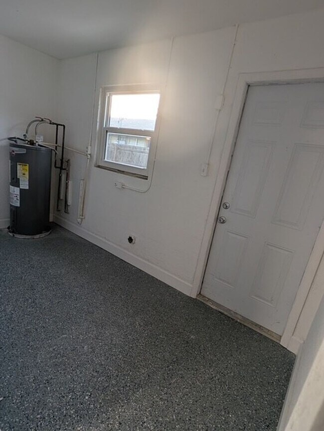 Building Photo - 608 20th Ave W