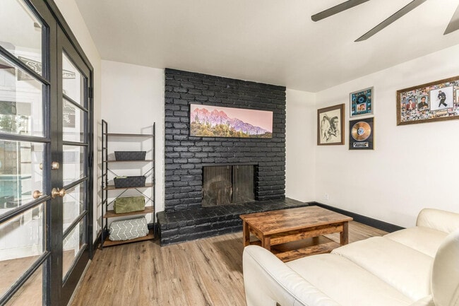 Building Photo - 617 E Ellis Dr