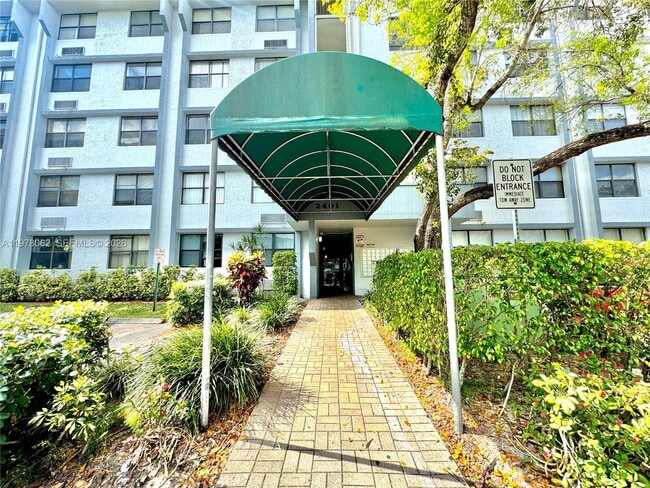 Building Photo - 2401 Riverside Dr