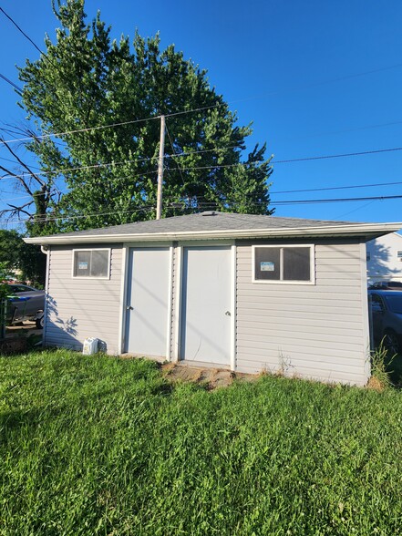 Secure Garage Access & Large Shared Yard - 2548 Jackson St