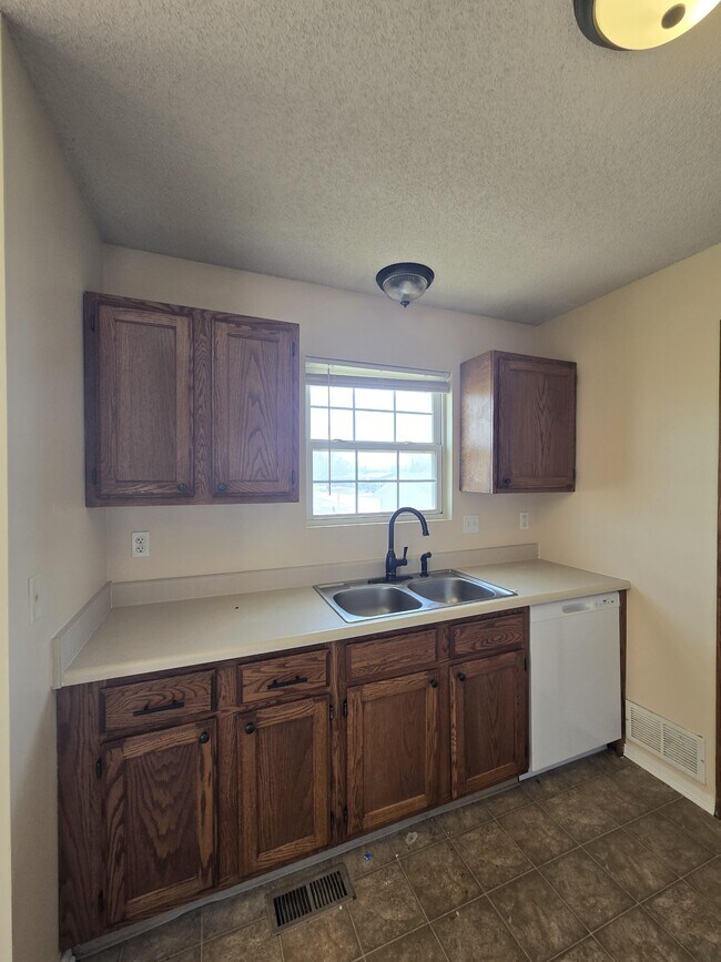 Building Photo - 4462 S Elizabeth Ave